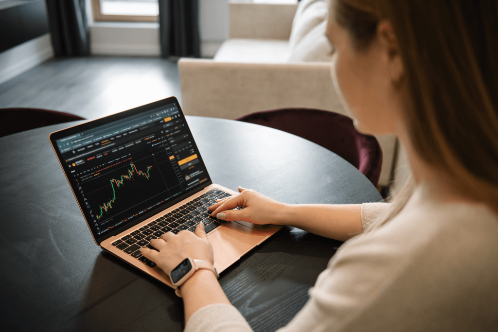 A lady trading on her laptop